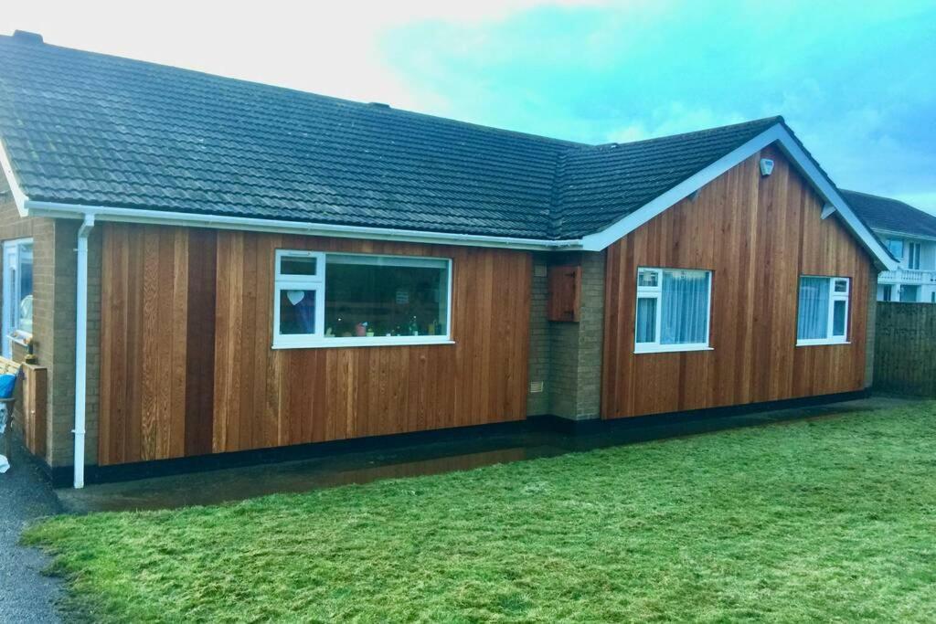 Shore Lodge. 4 Bed Bungalow Only Mtrs From The Beach. Sleeps 8 Sutton-on-Sea Bagian luar foto